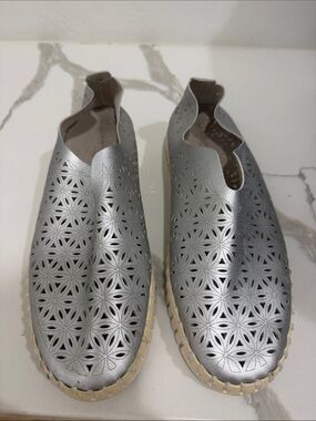 Ilse Jacobsen Tulip Silver Laser Cut Slip On Shoes EU 40 Metallic Comfort Flat